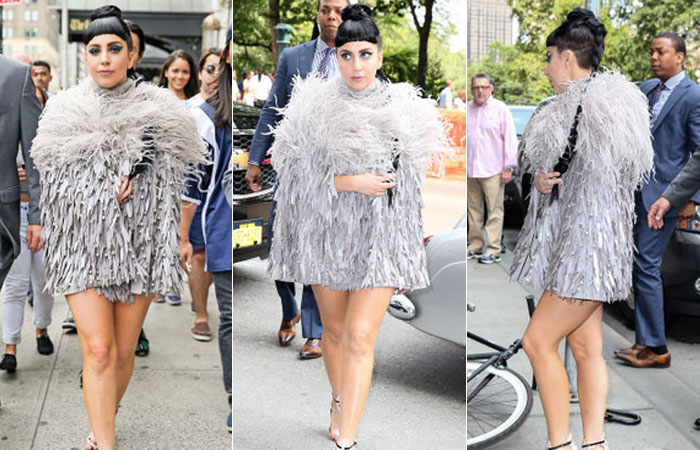 De pernas de fora, Lady Gaga surge com visual excêntrico em Nova York