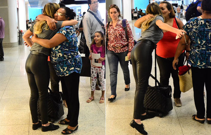 Miss simpatia! Deborah Secco atende fãs em aeroporto carioca