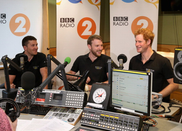 Príncipe Harry visita rádio BBC para falar sobre os Invictus Games