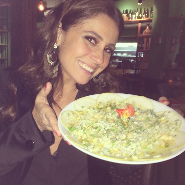 Giovanna Antonelli janta em seu restaurante no Rio e mostra prato saudável