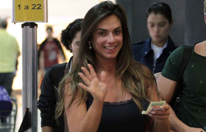  De chinelo e mini saia, Nicole Bahls embarca em São Paulo