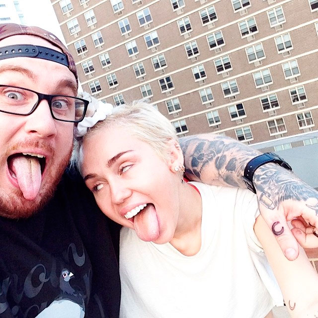  Miley Cyrus tatua lua crescente no tatuador Bang Bang