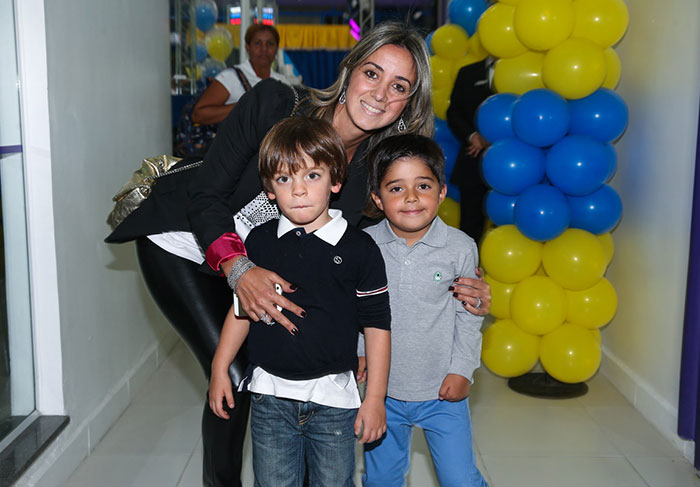 Otávio Mesquitsa chega na festa de 4 anos de seu filho Pietro dirigindo um tuc tuc