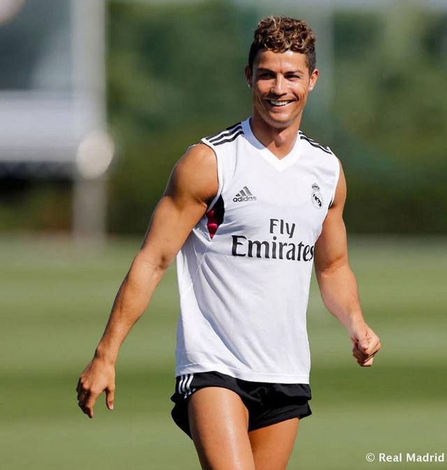 De volta das férias, Cristiano Ronaldo deixa as coxas de fora durante treino