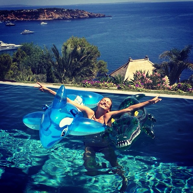 De férias em Ibiza, Karmen Pedaru posta foto em cenário paradisíaco