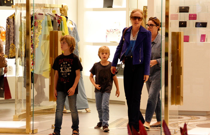 Depois de gravar programa, Angélica leva os filhos no shopping