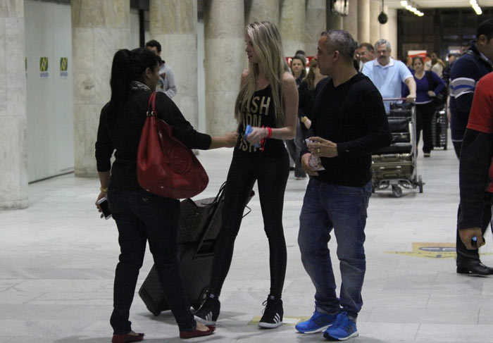 Barbara Evans desembarca no aeroporto do Rio de Janeiro