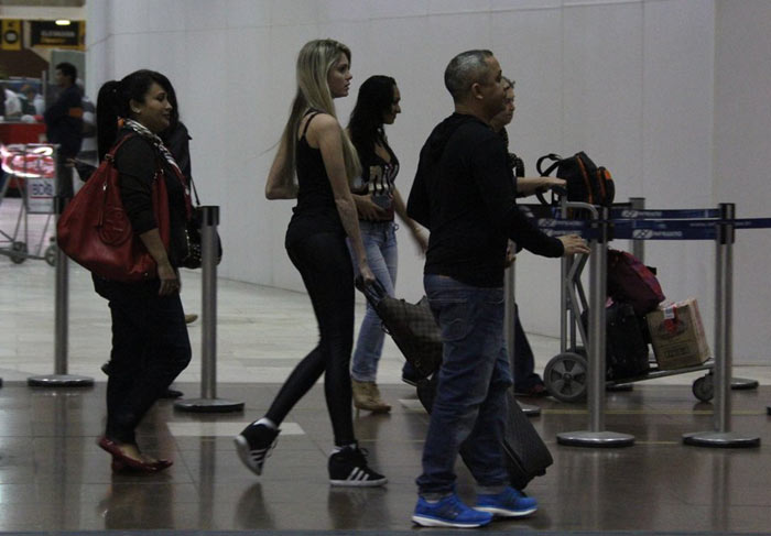 Barbara Evans desembarca no aeroporto do Rio de Janeiro