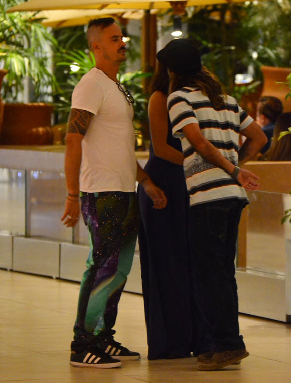Paulo Vilhena exibe o cabelo moicano durante passeio em shopping carioca