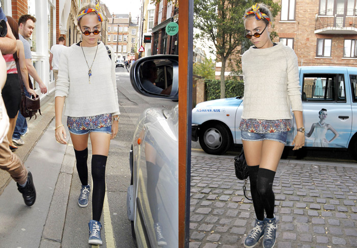 Cara Delevingne usa shortinho jeans durante passeio por Londres