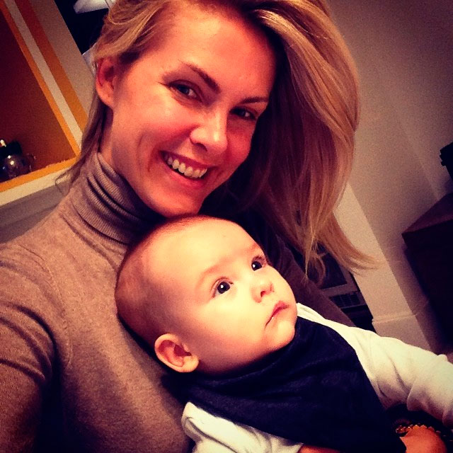 Sorridente, Ana Hickmann posta foto com o filho na web