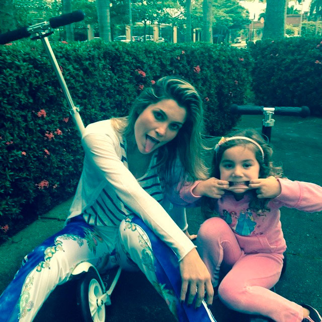 Flávia Alessandra se diverte com a filha enquanto anda de patinete