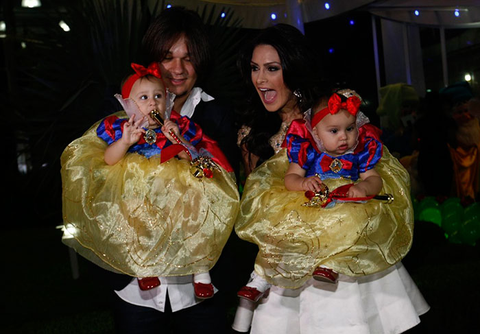 Leandro e Natália Guimarães vestem as gêmeas de Branca de Neve para aniversário