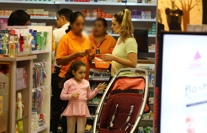 Tânia Mara passeia em shopping na companhia da filha