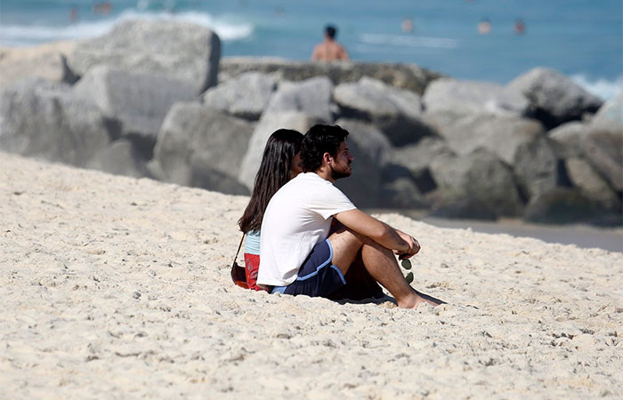 Isis Valverde usa saia de hippie para gravar na praia
