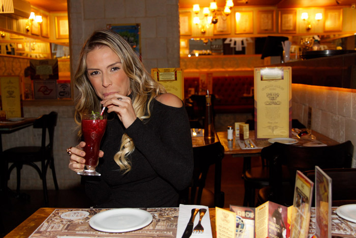 Janaína Jacobina lança bebida com seu nome em restaurante paulista