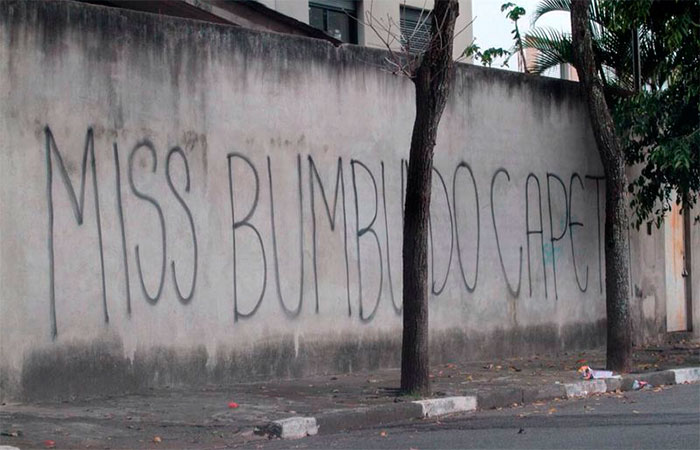 Muro do prédio de Andressa Urach é pichado: 'Miss Bumbum do Capeta'
