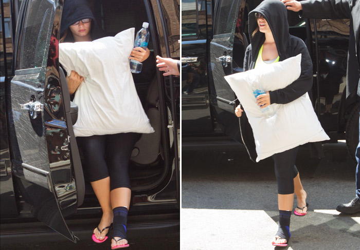 Com tornozeleira, Demi Lovato chega a hotel agarrada a travesseiro