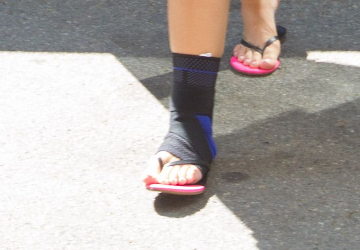 Com tornozeleira, Demi Lovato chega a hotel agarrada a travesseiro