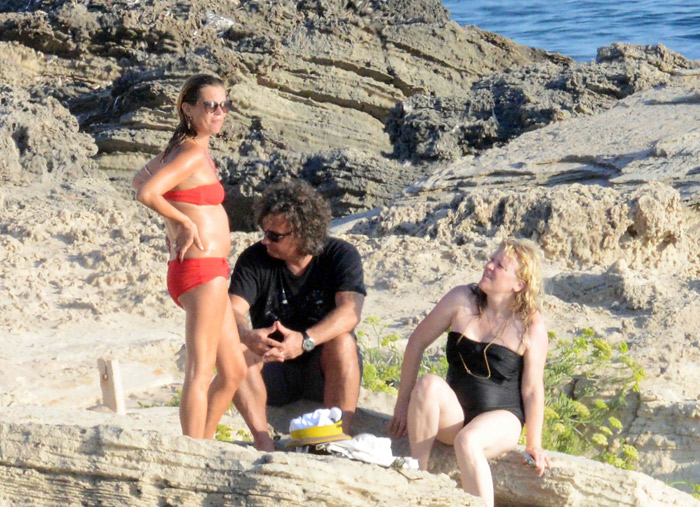 Kate Moss se diverte com Noel Gallagher em praia espanhola