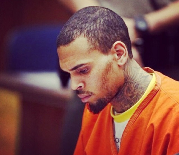 Após boa avaliação, juiz reduz testes de drogas de Chris Brown