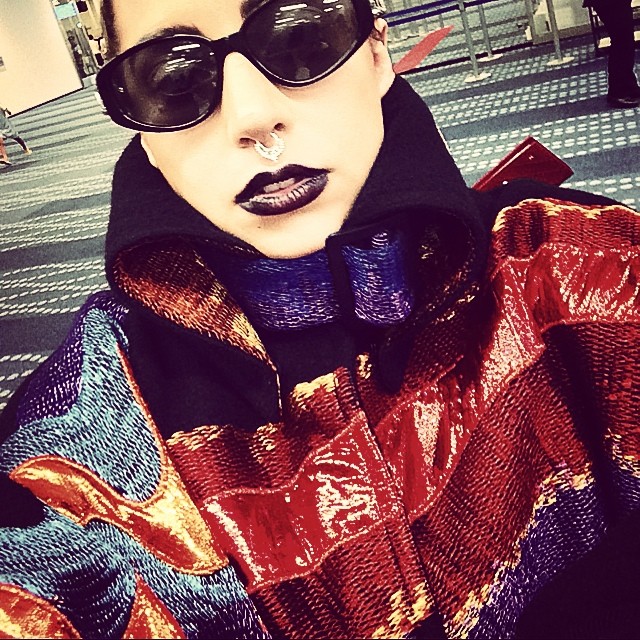 Lady Gaga veste jaqueta de grife e posa com look todo dark
