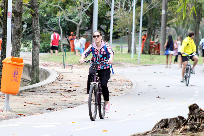  Adriana Birolli se exercita com bicicleta na orla da Lagoa Rodrigo de Freitas