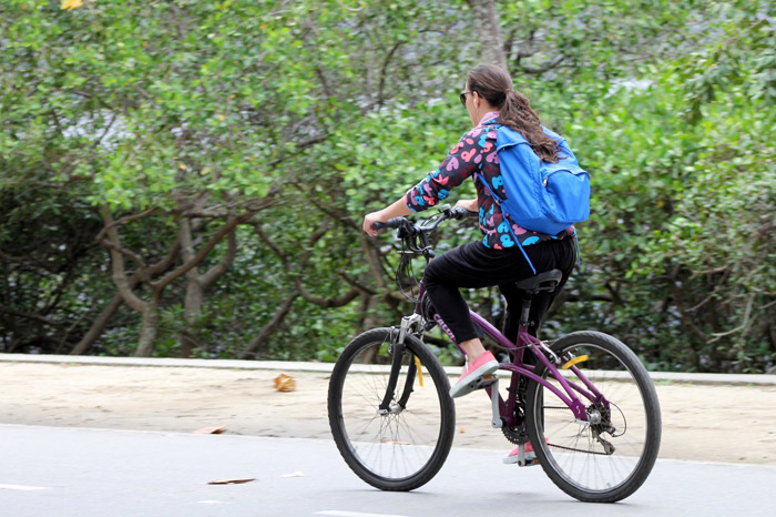  Adriana Birolli se exercita com bicicleta na orla da Lagoa Rodrigo de Freitas