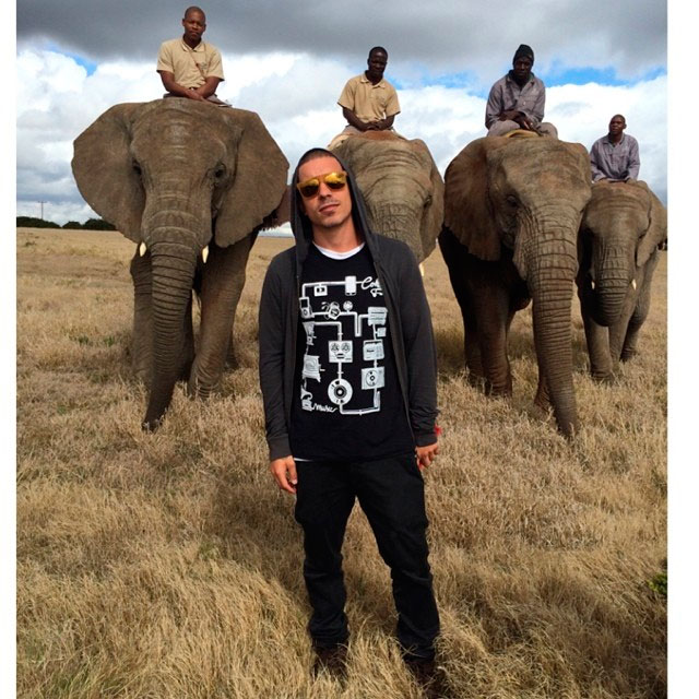 Di Ferrero faz pose em frente a elefantes na África do Sul[