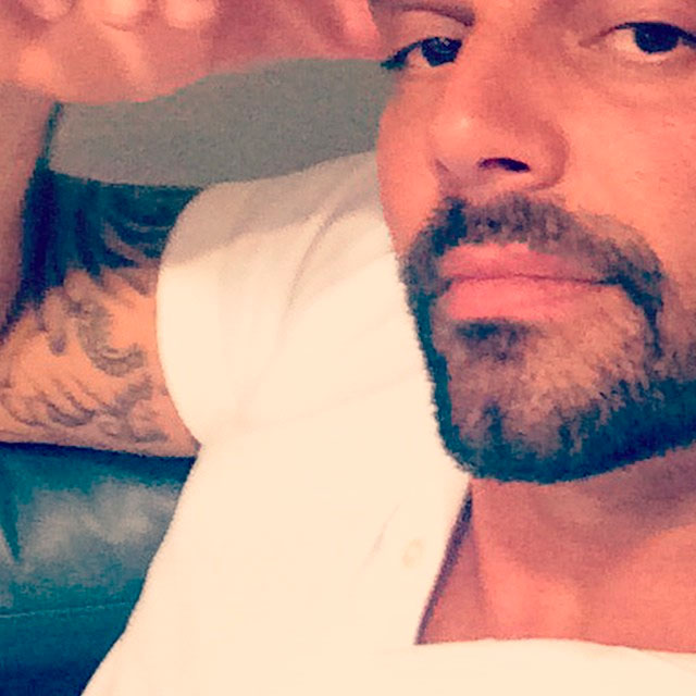 Ricky Martin brinca com fãs no Instagram: ‘Eu vejo vocês!’