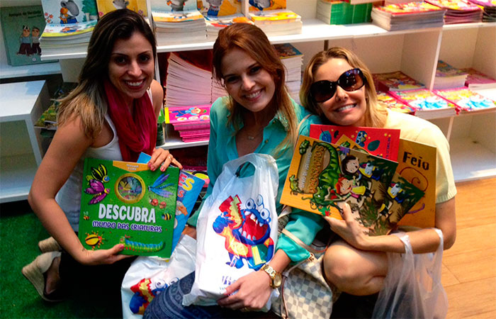 Bianca Rinaldi, Raquel Nunes e Juliana Lucci prestigiam feira de livros no Rio