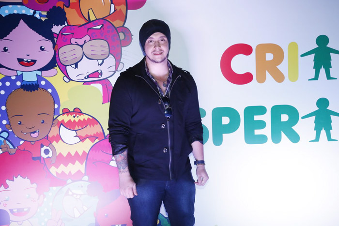 Bruno, vocalista da Banda Malta, posa em frente ao painel do Criança Esperança 2014