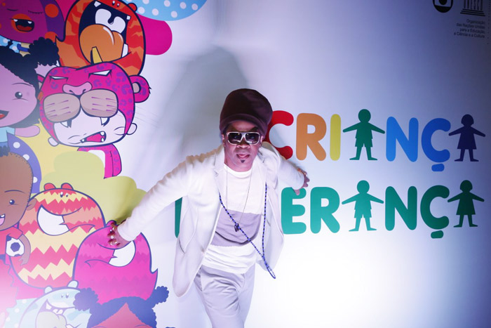 Carlinhos Brown chega com energia no Criança Esperança 2014 