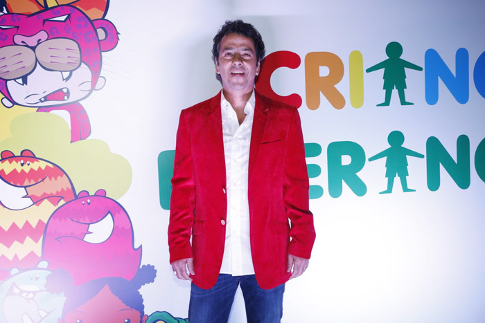 De terno vermelho e cheio de estilo, Marcos Palmeira chega para prestigiar o Criança Esperança 2014 