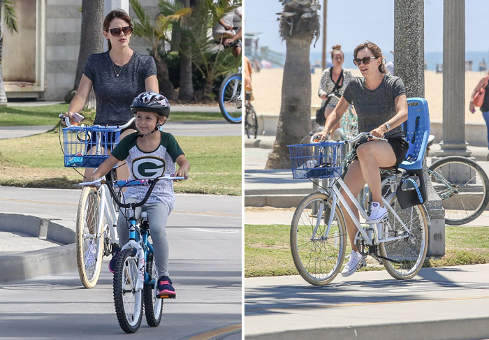 Jennifer Garner passeia de bicicleta com as filhas