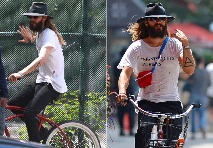 Barbudo, Jared Leto passeia de bicicleta por Nova York, nos EUA