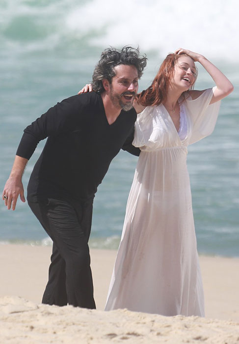 Alexandre Nero e Marina Ruy Barbosa gravam cenas calientes na praia