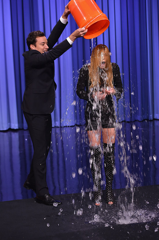 Lindsay Lohan entra na onda do banho gelado no palco do Tonight Show #IceBucketChallenge”.