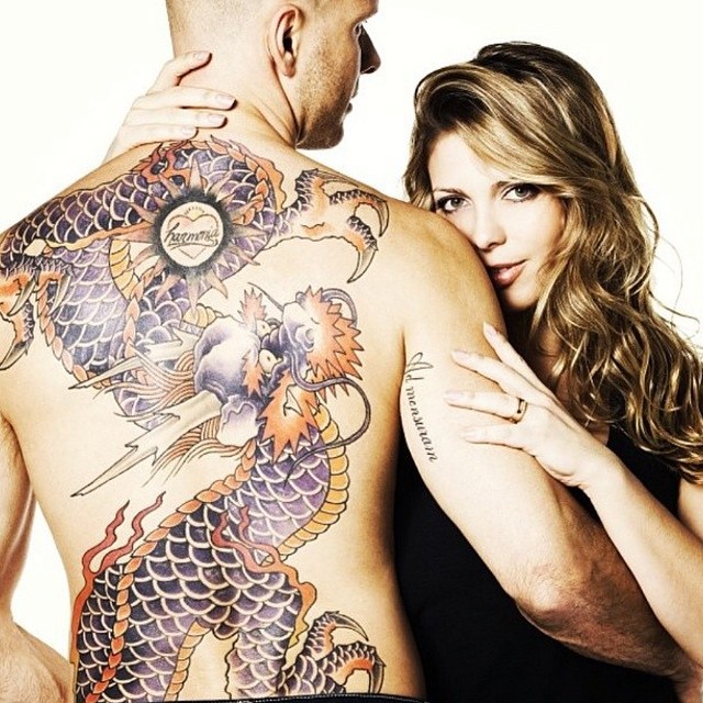 Fernando Scherer mostra tatuagem e reclama: ‘Senti dor nessa aí!’