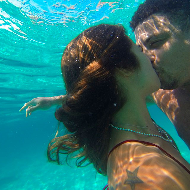  É o amor! Paula Morais posta foto em piscina com Ronaldo