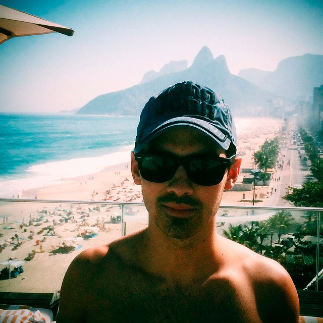  Joe Jonas tira selfie com praia carioca de fundo: 'Tendo uma viagem maravilhosa'