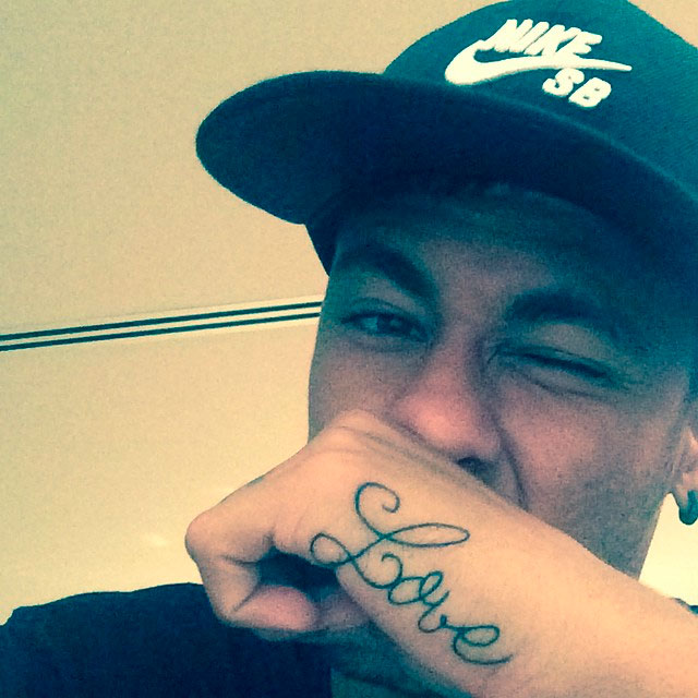  Neymar apresenta nova tatuagem aos fãs 