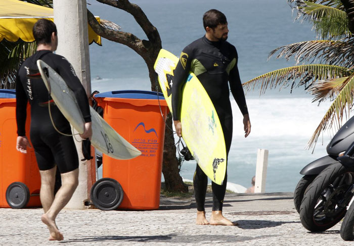 Cauã Reymond se refresca com água de coco após surfar