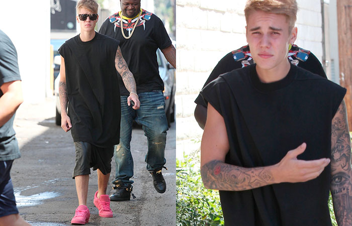 Justin Bieber sai para almoçar usando tênis cor de rosa