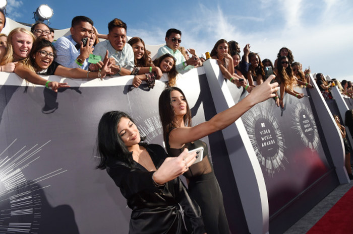 Kendall Jenner e Kylie Jenner fazem selfie com fãs no tapete vermelho do VMA 2014