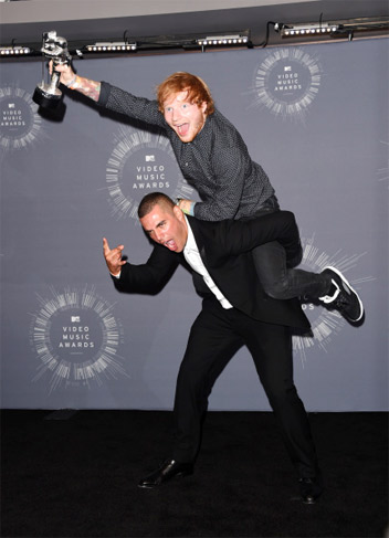 Ed Sheeran comemora prêmio de Melhor Clipe Masculino ao lado de Emil Nava, nos bastidores do evento