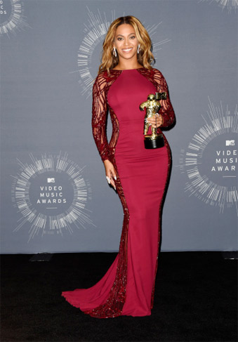 Beyoncé posa com o prêmio de Ícone Pop da noite. Cantora também fez sua apresentação e deixou os fãs boquiabertos durante o medley com todas as canções de seu mais recente disco.