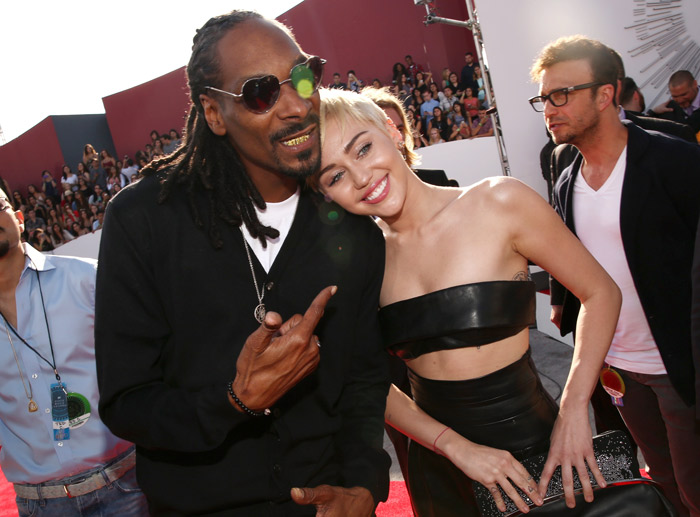 Miley Cyrus chegou de barriga de fora e posou ao lado do Snoop Dogg. Ela usou Alexandre Vauthier