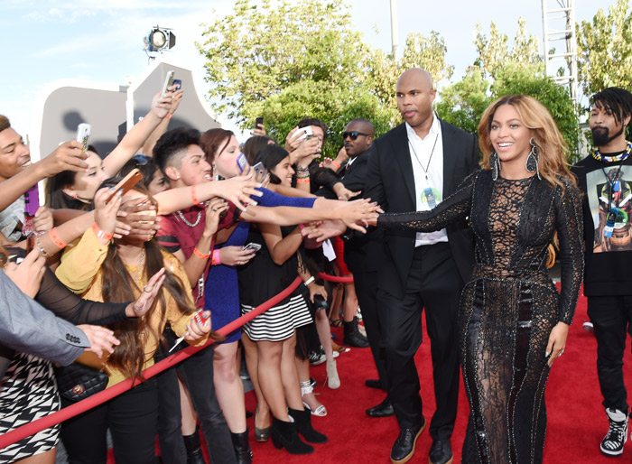 Beyoncé arrasou num Nicolas Jebran preto. Os brincos são Lorraine Schwartz Getty Images