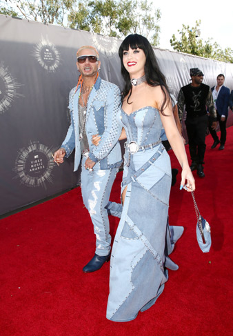 Katy Perry e Riff Raff surpreenderam usando um look total jeans inspirado no famoso visual de Britney Spears e Justin Timberlake de 2001, no American Music Awards.